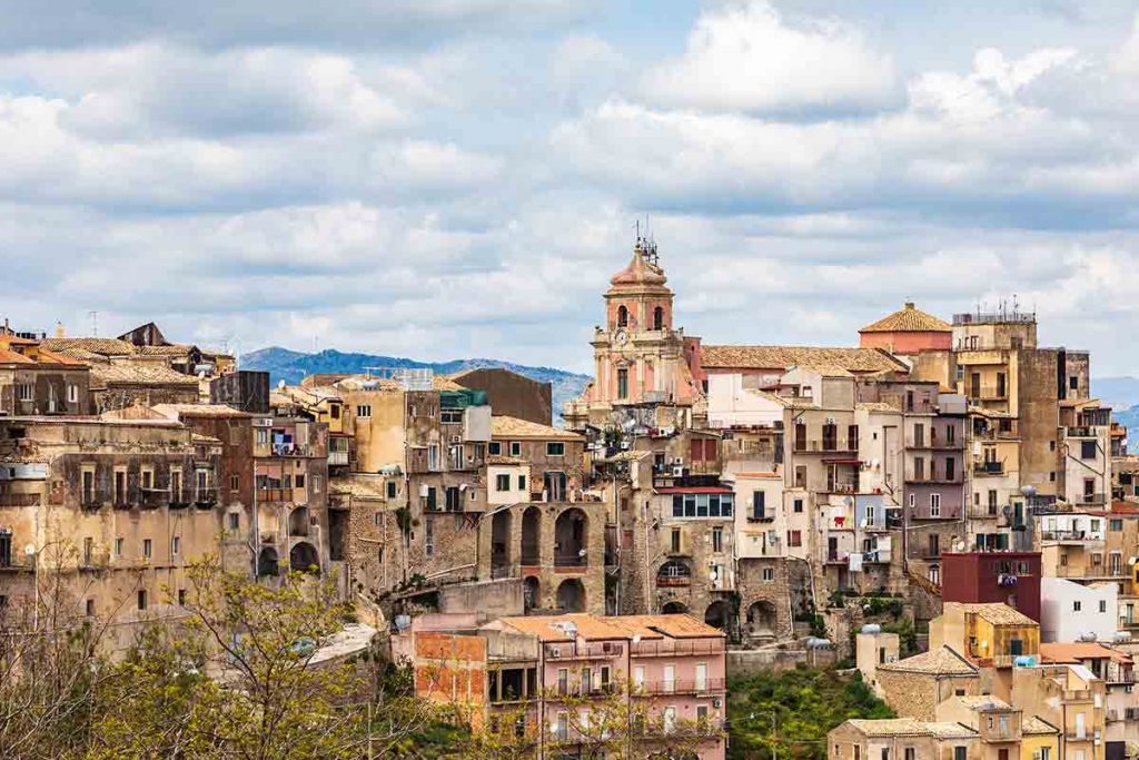 L'antica città di Centuripe nella Sicilia orientale. La città è preromana, risalente al V secolo a.C.