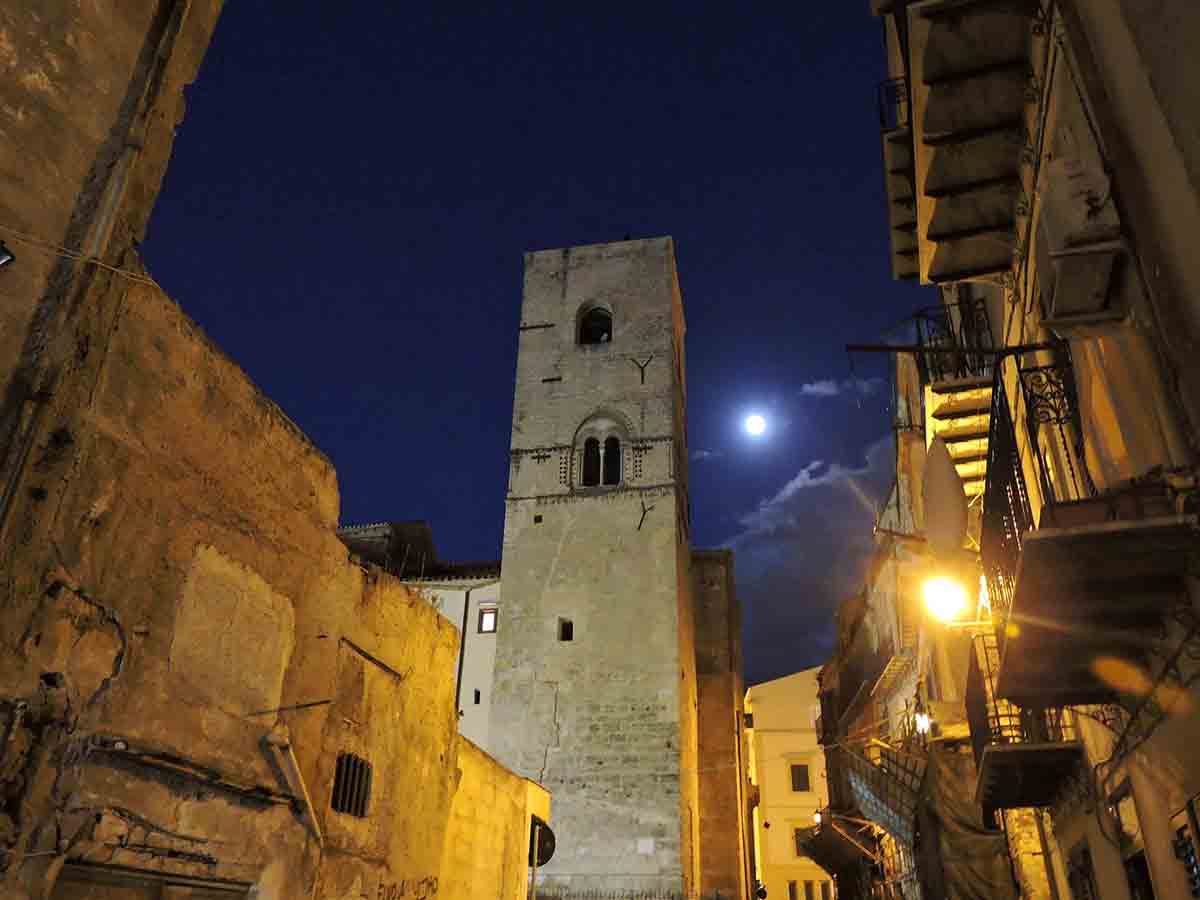 Torre di San Nicolò notturna (Ph. Mauro Alessi)