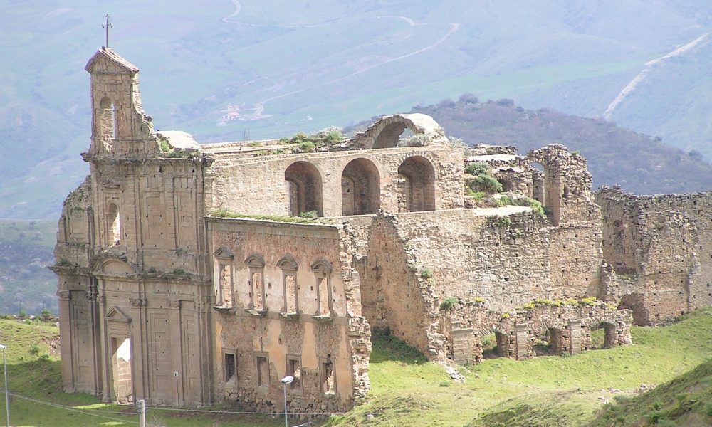 Troina - Ruderi del monastero basiliano di San Michele Arcangelo.