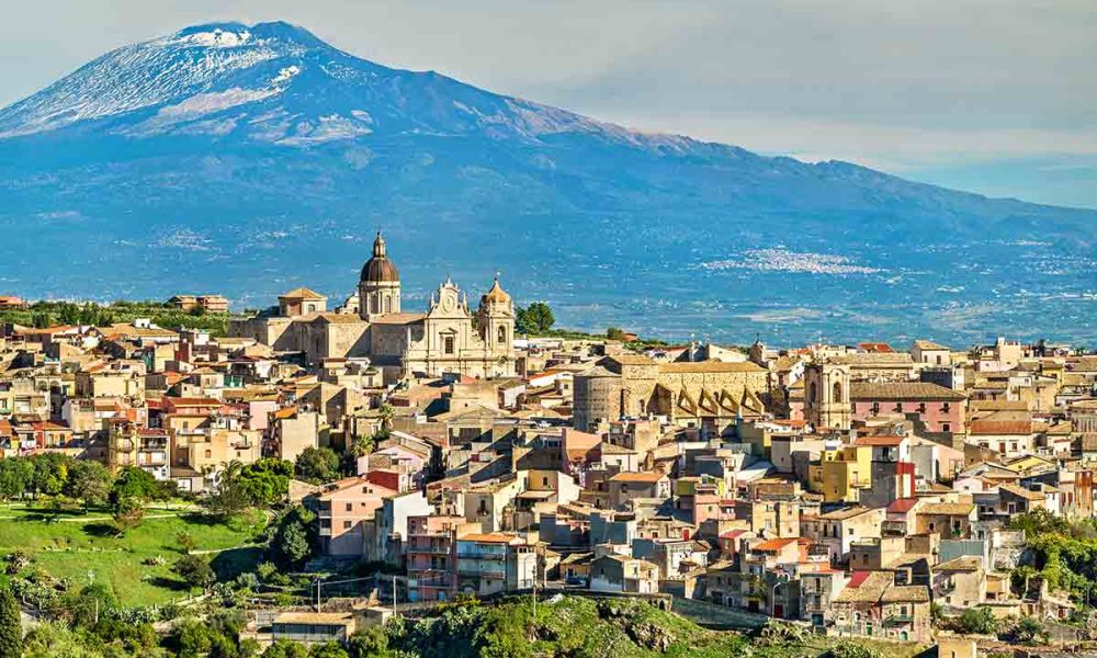 Veduta di Militello in Val di Catania con l'Etna sullo sfondo