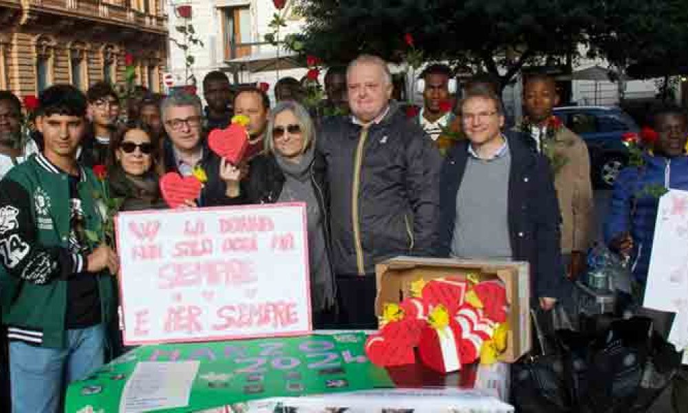 Alla villa Bellini di Catania per l’8 marzo giovani immigrati regalano 100 rose alle donne della città