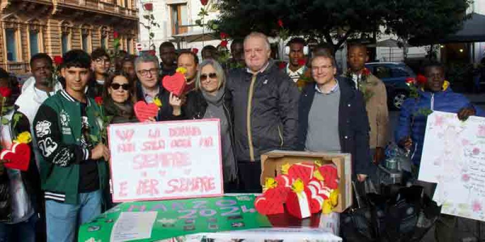 Alla villa Bellini di Catania per l’8 marzo giovani immigrati regalano 100 rose alle donne della città