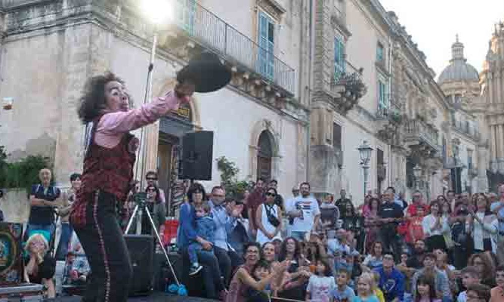 Ibla Buskers: la festa dell'arte di strada che illumina Ragusa Ibla. Per tre giorni migliaia di spettatori nel quartiere barocco