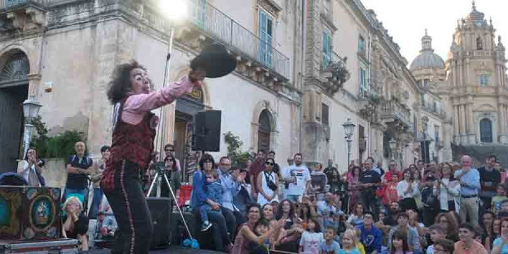 Ibla Buskers: la festa dell’arte di strada che illumina Ragusa Ibla. Per tre giorni migliaia di spettatori nel quartiere barocco