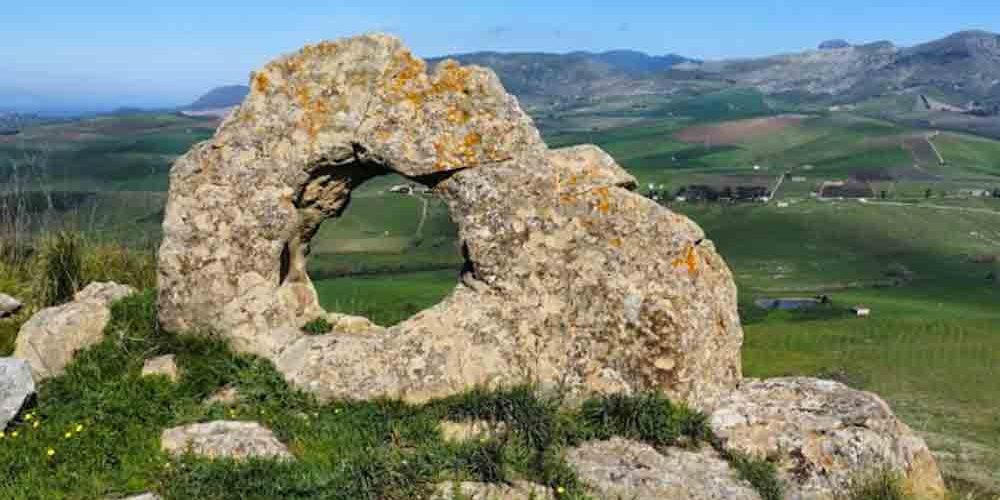 Le pietre perforate di Arcivocalotto e gli indicatori solstiziali in Sicilia
