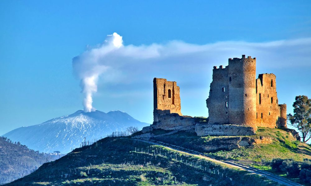 Vista pittoresca del castello medievale di Mazzarino con l'Etna di sfondo, Caltanissetta, Sicilia, Italia